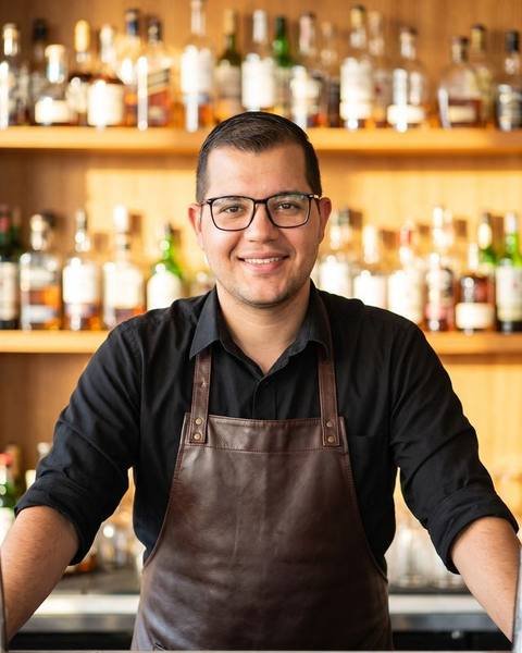 Sergio Espinola Bello detrás de la barra